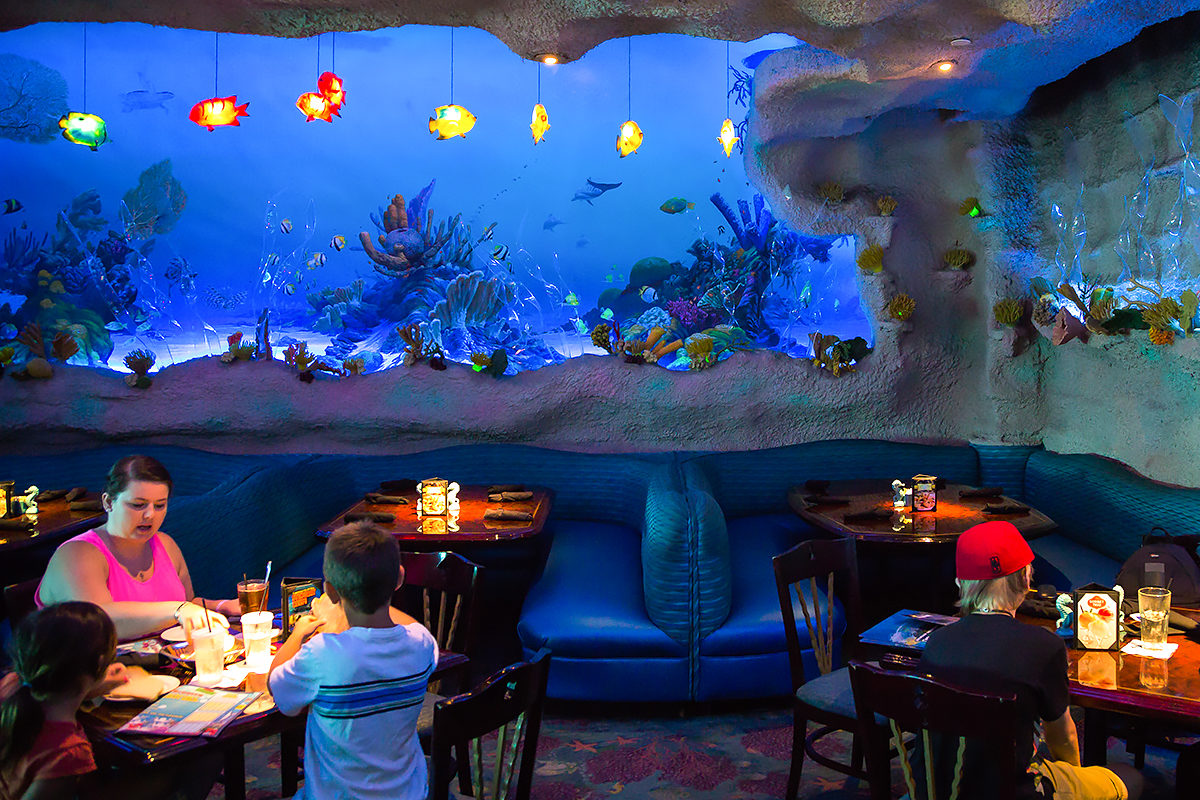 Ресторан с аквариумом